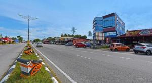 a street with cars parked on the side of the road at OYO 90594 Hotel Casalink in Kampong Gong Gemia