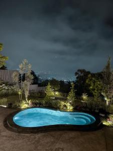 Sampal 2Cottonwood Yaputa Heated-Onsen Netflix Api-Unggun Karaoke PS4的夜间在院子里的游泳池