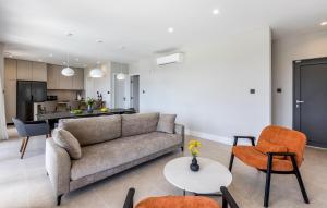 a living room with a couch and a table at Cozy Home In Dingac With Sauna in Gornji Dingač