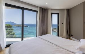 a bedroom with a bed with a view of the ocean at Cozy Home In Dingac With Sauna in Gornji Dingač