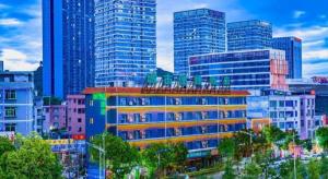 um horizonte da cidade com edifícios altos e um edifício em City Comfort Inn Guangzhou Zengcheng Wanda Plaza Metro Station em Zengcheng