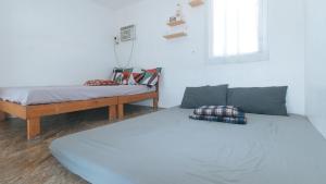 Ένα ή περισσότερα κρεβάτια σε δωμάτιο στο The Lavana Villa Del Matabungkay by RedDoorz +39 φωτογραφίες