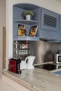 una cocina con encimera y microondas en Lisbon Apartments by Propr, en Cascais