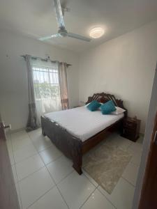 En eller flere senge i et værelse på Buxton Point Swahili Cozy Place