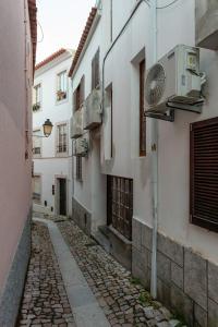 Un callejón en un edificio de apartamentos con un ventilador. en Lisbon Apartments by Propr, en Cascais