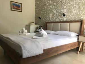 Un dormitorio con una cama con toallas. en Armonia Guest House, en Skiathos