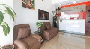 Un lugar para sentarse en RedDoorz @ Gerlins Lodge Two