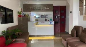 Un lugar para sentarse en RedDoorz @ Gerlins Lodge Two