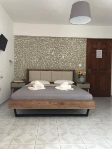 Un dormitorio con una cama con dos toallas encima. en Armonia Guest House, en Skiathos