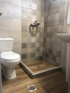 un baño con inodoro y lavabo en Armonia Guest House, en Skiathos