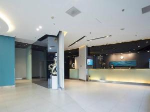 a lobby of a building with a lobby at Jinjiang Inn Luoyang Wangcheng Park Metro Station in Luoyang
