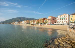 Cisano sul Neva2 Bedroom Cozy Home In Cisano Sul Neva的享有海滩美景,设有建筑和房屋 更多17张照片