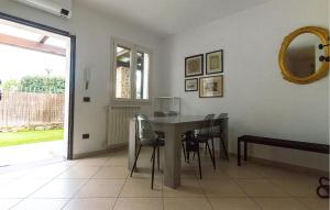 Cisano sul Neva2 Bedroom Cozy Home In Cisano Sul Neva的餐厅里有一张桌子和几把椅子