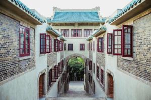 eine Gasse in einem alten Gebäude mit Torbogen in der Unterkunft 7 Days Inn Wuhan Huaqiaocheng Happy Valley in Wuhan