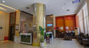 eine Lobby eines Einkaufszentrums mit einer Lobby in der Unterkunft 7 Days Inn Wuhan Huaqiaocheng Happy Valley in Wuhan