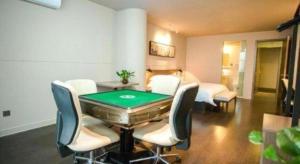 Una habitación con una mesa de billar y una cama. en Jinjiang Inn select Hotel Kunming Economic Development Zone Kunming College, en Kunming