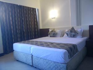 Postel nebo postele na pokoji v ubytování Strand Hotel, Colaba
