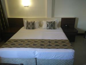 Postel nebo postele na pokoji v ubytování Strand Hotel, Colaba