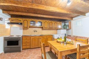 Nhà bếp/bếp nhỏ tại Casa Alexandros - Charming 2-Story Corfiot Retreat