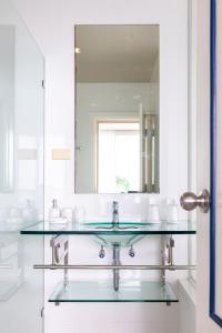 Ένα μπάνιο στο Phuket Boat Quay Hotel Panwa Beach