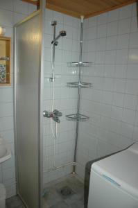 ルカにあるChalets Revonaapa A 5のバスルーム(ガラスドア、シャワー付)