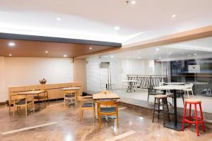 Un restaurante u otro lugar para comer en Life Hotel Soekarno Hatta Makassar