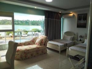 uma sala de estar com um sofá e uma janela em Crystal Palace Hotel em Port Vila