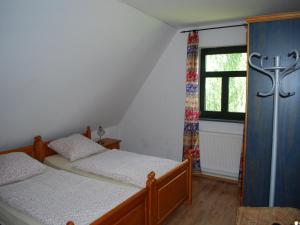 Un dormitorio con dos camas y una ventana. en Elegant Mansion in Barlin with Swimming Pool, en Barlin