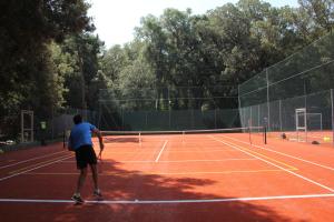Tenis a/nebo squash v ubytování Paradù EcoVillage & Resort nebo okolí