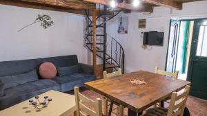 TV/trung tâm giải trí tại Casa Alexandros - Charming 2-Story Corfiot Retreat