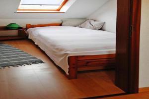 een bed in een kleine kamer met een raam bij Apartments, Toenning in Tönning