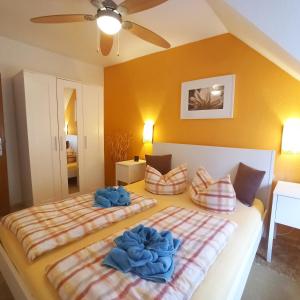 2 Betten in einem Schlafzimmer mit gelben Wänden in der Unterkunft Über den Dächern in Cochem Altstadt in Cochem