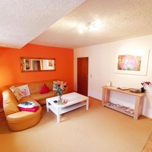 ein Wohnzimmer mit Sofa und Tisch in der Unterkunft Über den Dächern in Cochem Altstadt in Cochem + 13 Fotos