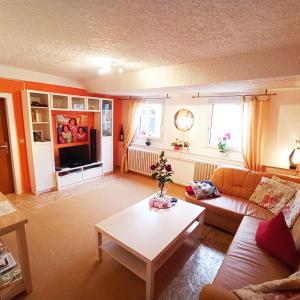 ein Wohnzimmer mit Sofa und Tisch in der Unterkunft Über den Dächern in Cochem Altstadt in Cochem