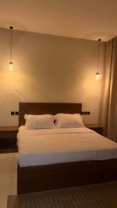 Postel nebo postele na pokoji v ubytování شقة مخدومة خاصة