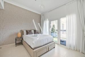 um quarto branco com uma cama grande e uma janela em Two - Bedroom Crown Jewel on Yas island by Ayla em Yas Island mais 13 fotografias