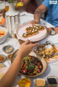 uma mesa coberta com pratos de comida por cima em La Bougainvillea with Heritage Home With Complimentary Cook em Porvorim mais 40 fotografias