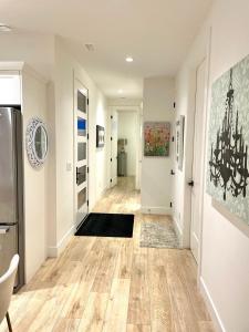 een hal van een huis met houten vloeren bij Modern, Cheerful 2 Bdrm Ohana Vacation Cottage in Kelowna