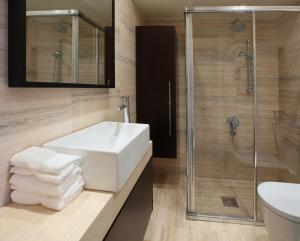 Mackenzie Beachfront Suite في Scala: حمام مع حوض ودش +7 صور