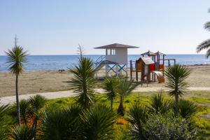 Mackenzie Beachfront Suite في Scala: ملعب على الشاطئ بجوار المحيط