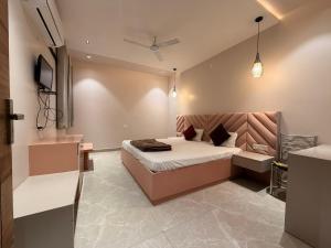 a bedroom with a bed and a tv in it at Hotel Park in Lucknow