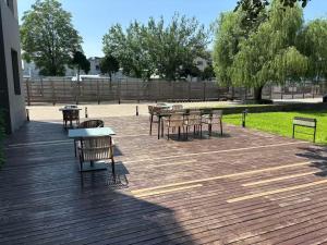 北京秋果s酒店的木制甲板上配有桌椅的庭院