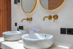 Ένα μπάνιο στο Villa Akuna 1 +21 φωτογραφίες