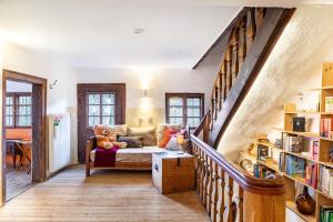 ein Wohnzimmer mit einer Couch und einer Treppe in der Unterkunft Augenweide in Bad Feilnbach