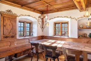 ein Esszimmer mit einem Holztisch und Stühlen in der Unterkunft Augenweide in Bad Feilnbach