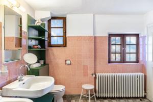 ein Badezimmer mit Toilette, Waschbecken und Heizkörper in der Unterkunft Augenweide in Bad Feilnbach + 33 Fotos