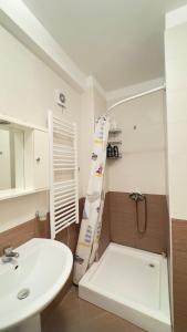 都拉斯Panoramic Sea View Stay Beachfront Center Location的浴室配有洗手池和淋浴 更多25张照片