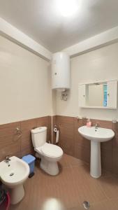 都拉斯Panoramic Sea View Stay Beachfront Center Location的带马桶和水槽的浴室