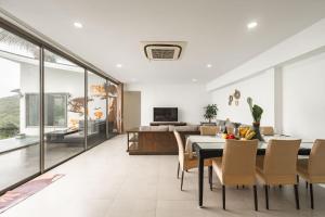 a dining room with a table and chairs at Staylar Seaview Pool Villa Gina Chaweng Noi in Bophut 