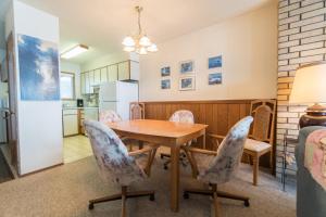 Η κουζίνα ή μικρή κουζίνα στο Pacific Sands Resort 18 +9 φωτογραφίες